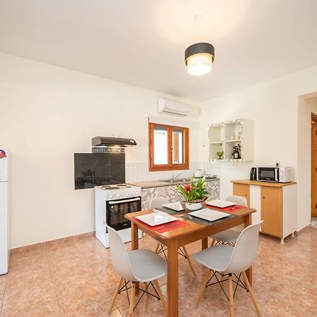 Afroditi Holiday Home - Yellow Apartment Svoronata Luaran gambar