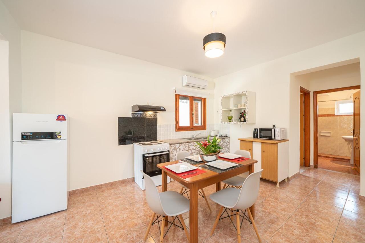 Afroditi Holiday Home - Yellow Apartment Svoronata Luaran gambar