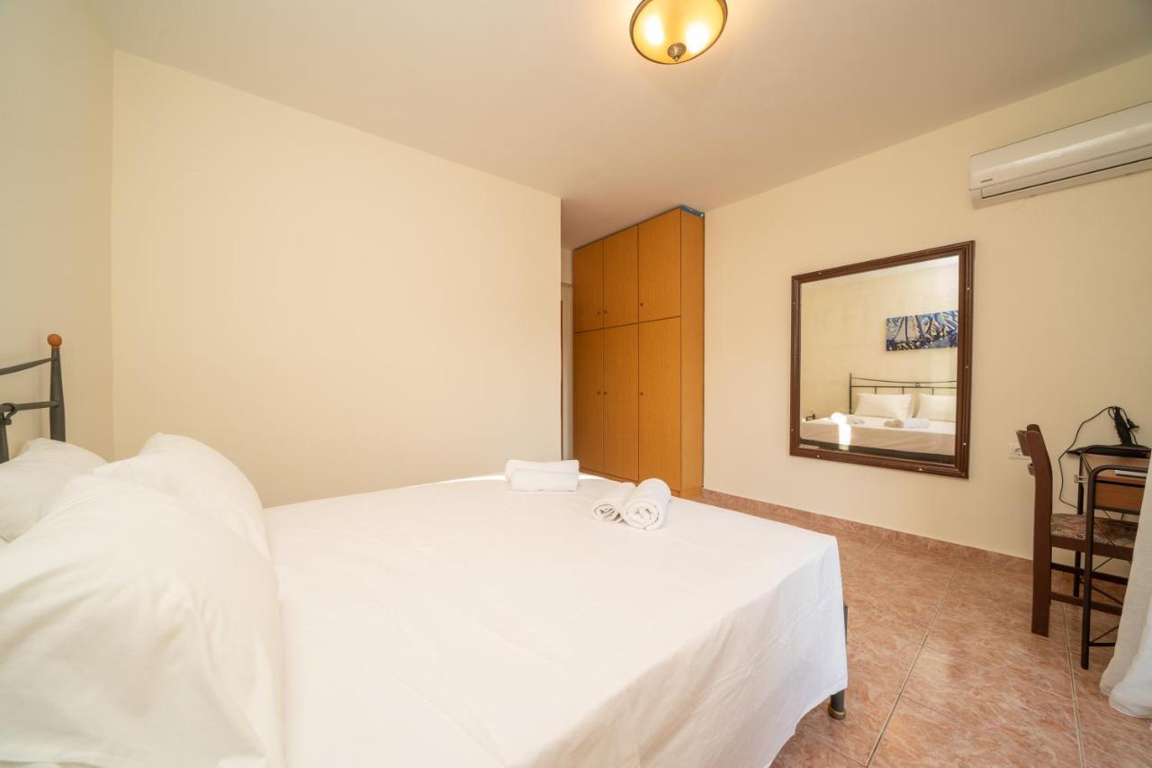 Afroditi Holiday Home - Yellow Apartment Svoronata Luaran gambar